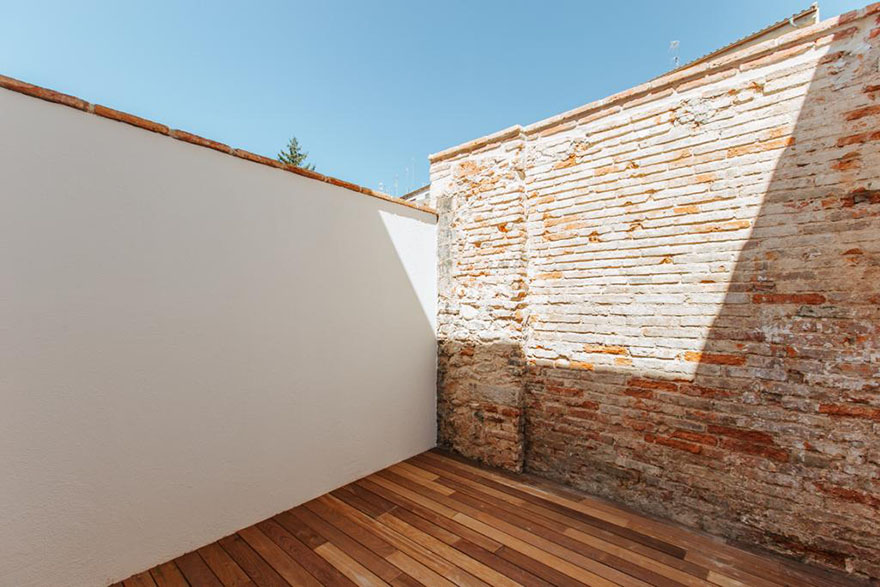 Reforma interior d'un edifici plurifamiliar entre mitgeres