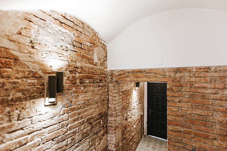 Reforma interior d'un edifici plurifamiliar entre mitgeres