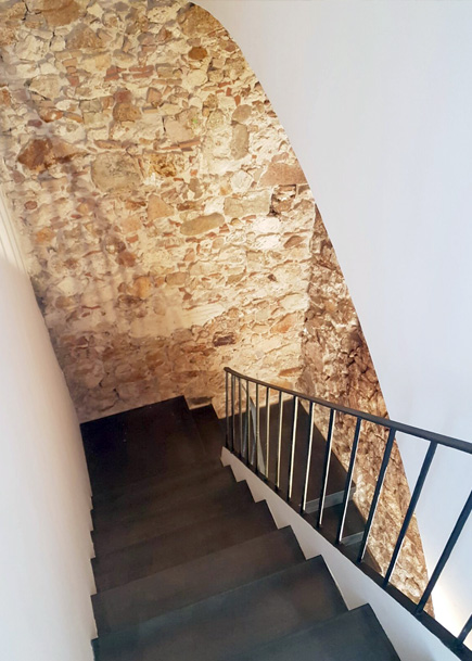 Projecte de reforma d'un habitatge existent entre mitgeres