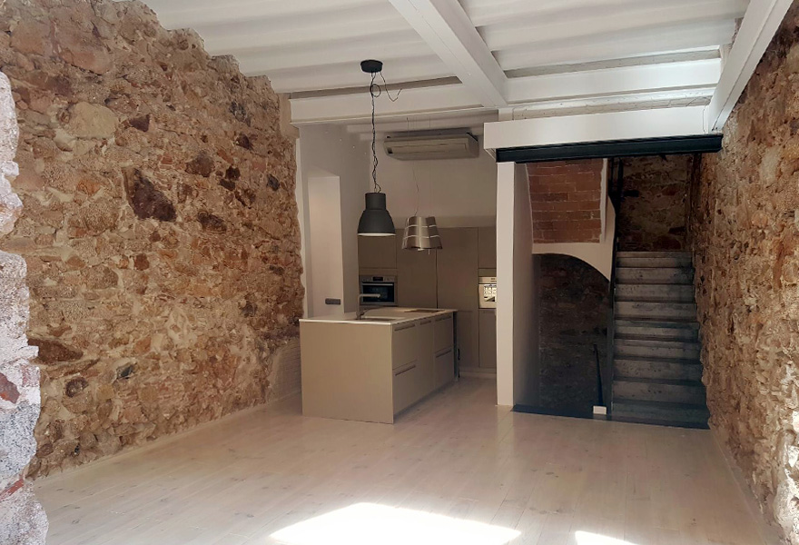 Projecte de reforma d'un habitatge existent entre mitgeres