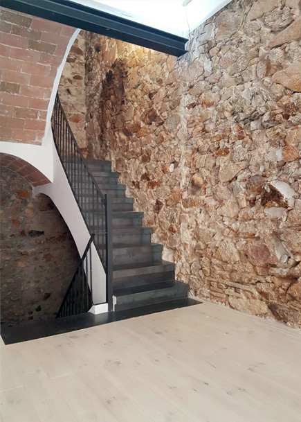 Projecte de reforma d'un habitatge existent entre mitgeres