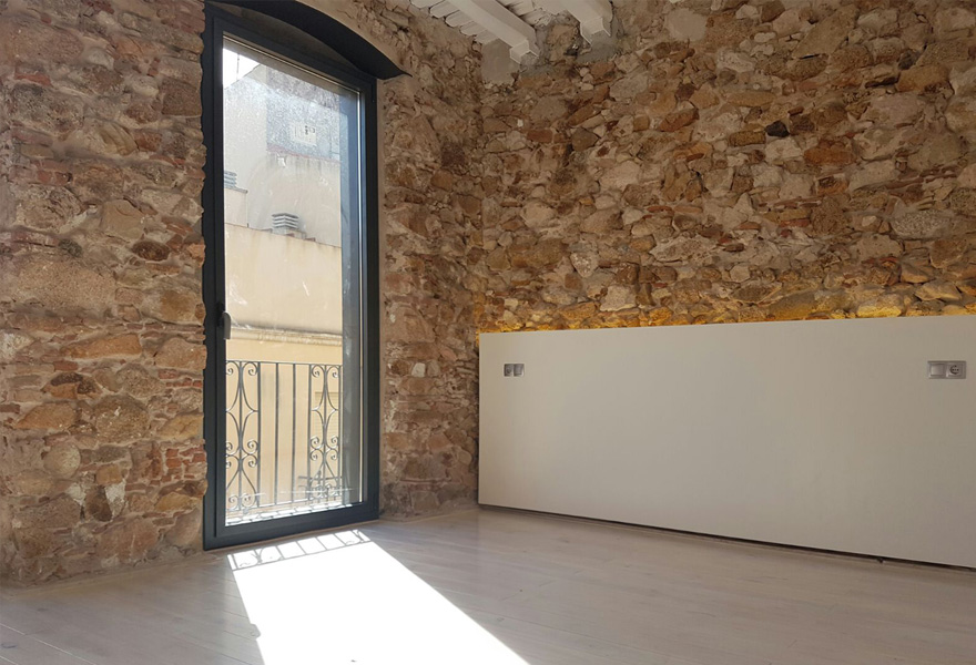 Projecte de reforma d'un habitatge existent entre mitgeres