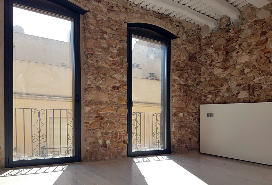 Projecte de reforma d'un habitatge existent entre mitgeres
