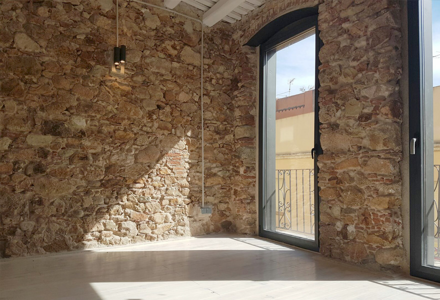 Projecte de reforma d'un habitatge existent entre mitgeres